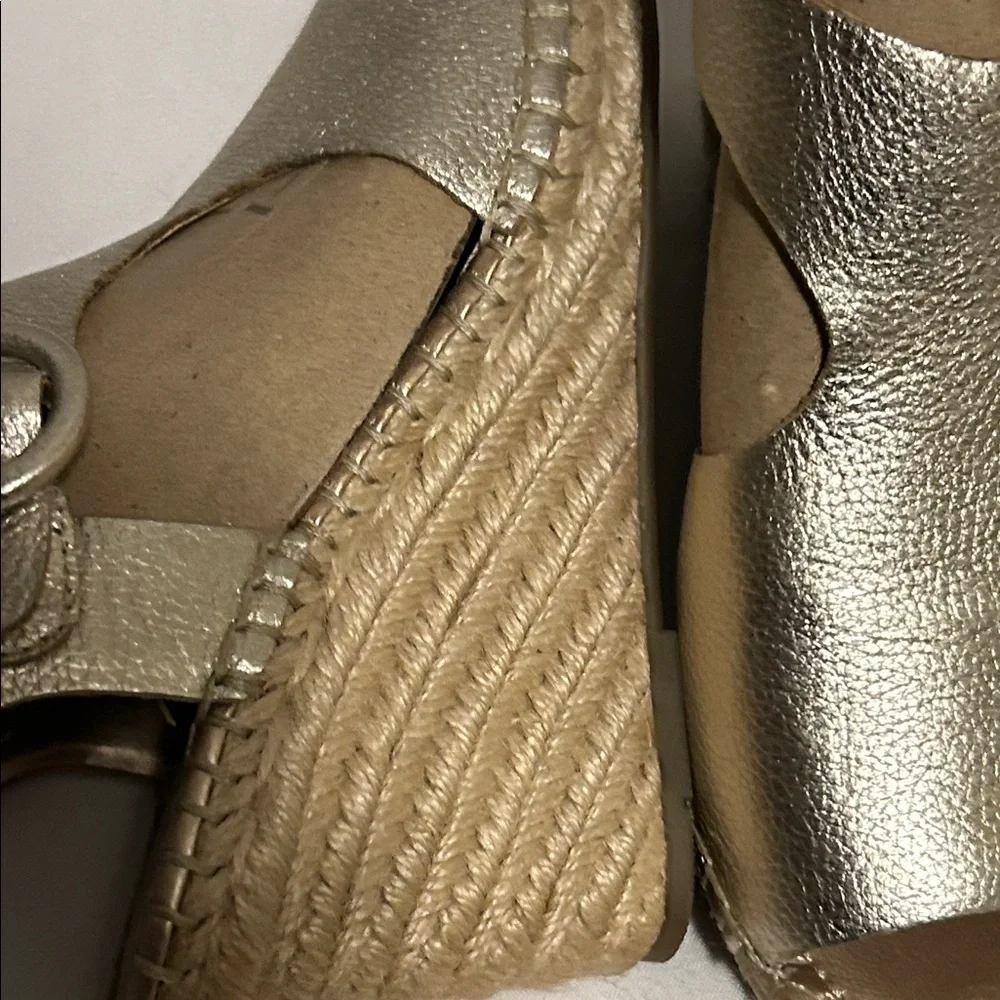 New never worn Marc Fisher Metallic gold Espadrille Wedges. Size7